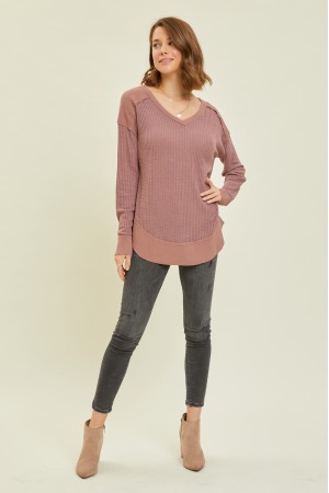 ET1293-AP<br/>THERMAL LAYERING V-NECK TOP MIXED WITH RIB FABRIC, FEATURED IN ROUNDED HEM AND RAW EDGES